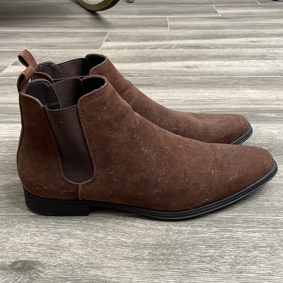 New Chelsea boots men. Size is 8.5 but is like a 9 .  Brand:ASOS - Picture 6 of 6
